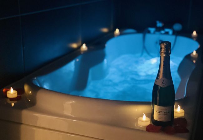 Apartment in Annecy - Palm Beach romantique jacuzzi Apartment in Annecy - Palm Beach romantique jacuzzi