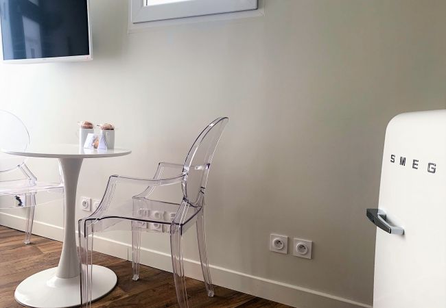 Aparthotel in Annecy - Showroom La bulle garage courrier Aparthotel in Annecy - Showroom La bulle garage courrier