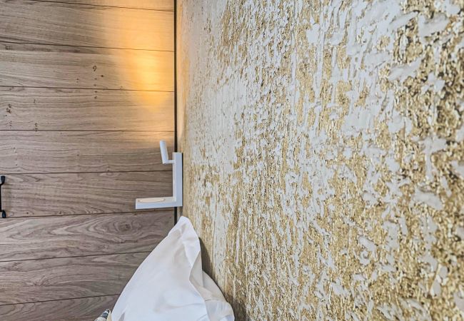 Aparthotel in Annecy - Showroom La bulle garage courrier Aparthotel in Annecy - Showroom La bulle garage courrier