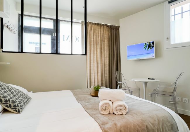 Aparthotel in Annecy - Showroom La bulle garage courrier Aparthotel in Annecy - Showroom La bulle garage courrier