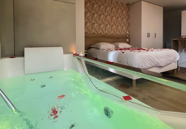 Studio in Annecy - Java jacuzzi romantique  300 m du lac