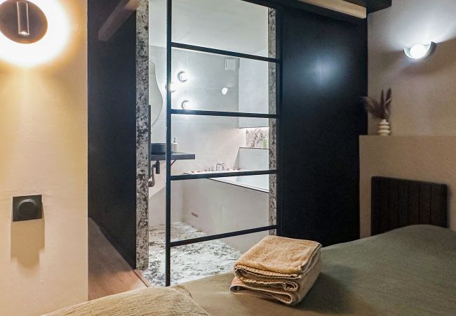 Studio in Annecy - Midnight flowers avec jacuzzi Studio in Annecy - Midnight flowers avec jacuzzi