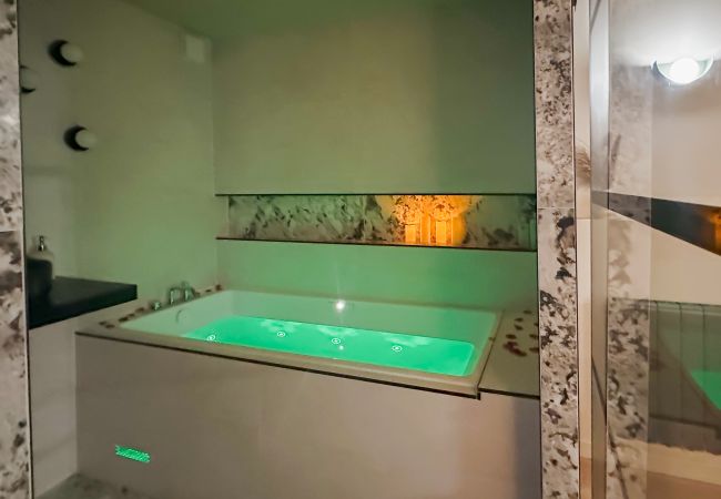 Studio in Annecy - Midnight flowers avec jacuzzi Studio in Annecy - Midnight flowers avec jacuzzi