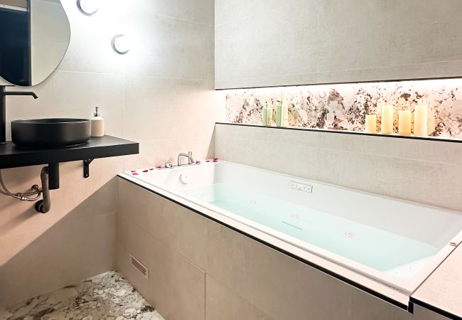 Studio à Annecy - Midnight flowers avec jacuzzi Studio à Annecy - Midnight flowers avec jacuzzi