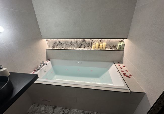 Studio à Annecy - Midnight flowers avec jacuzzi Studio à Annecy - Midnight flowers avec jacuzzi